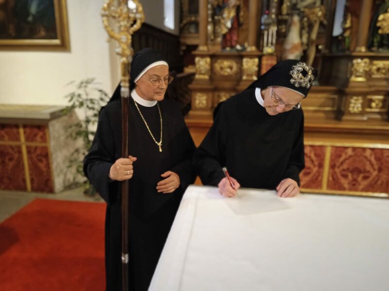 Datei:Sr. Adelheid Urkunde unterschreiben-WA0019.jpg