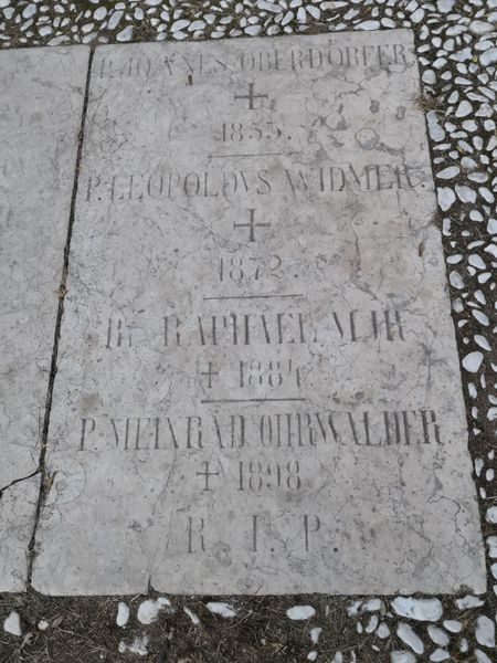 Datei:Grabplatte alte Pfarrkirche.jpg