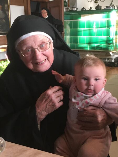 Datei:Schwester-Luzia-mit-Frida-2.2019.jpg
